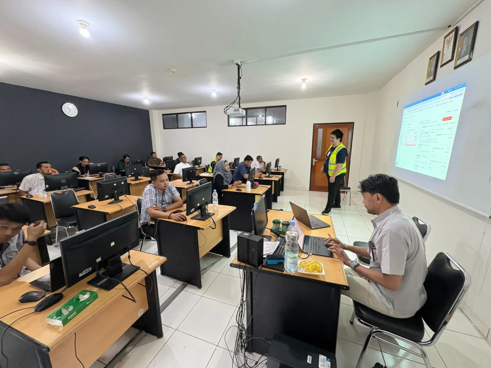 A training session for airline staff with the Belli app on the projector